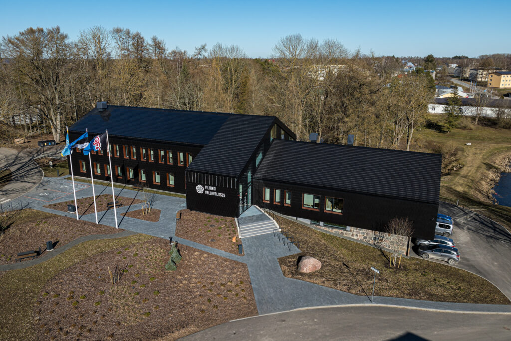 Viljandi Vallavalitsuse kaasaegne musta fassaadiga hoone koos kolme lipumastiga.