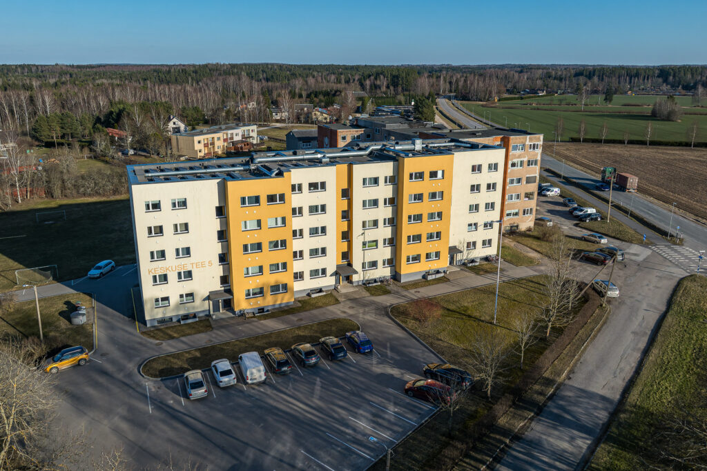 Õhust vaade renoveeritud kortermajale Viljandis, Keskuse tee 5.